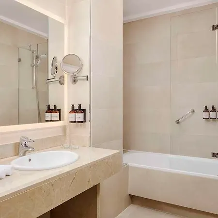 Nh Collection Victoria Hotel 4*
